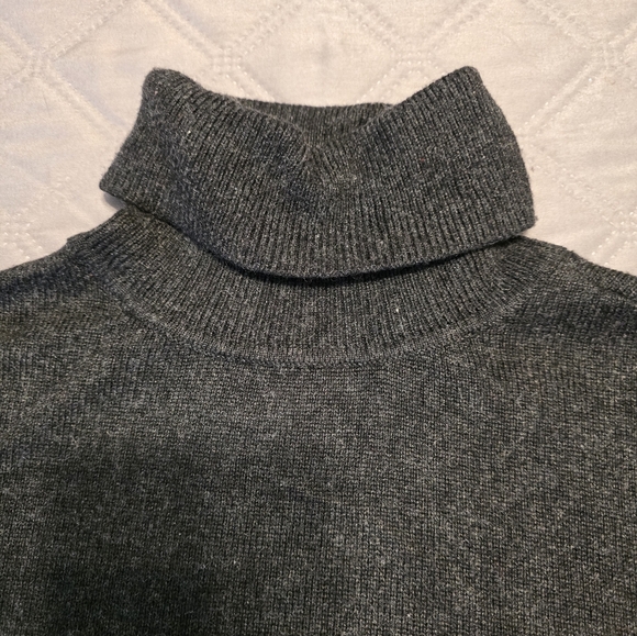 Lauren by Ralph Lauren petite silk/cashmere blend turtleneck sweater. - Picture 3 of 4